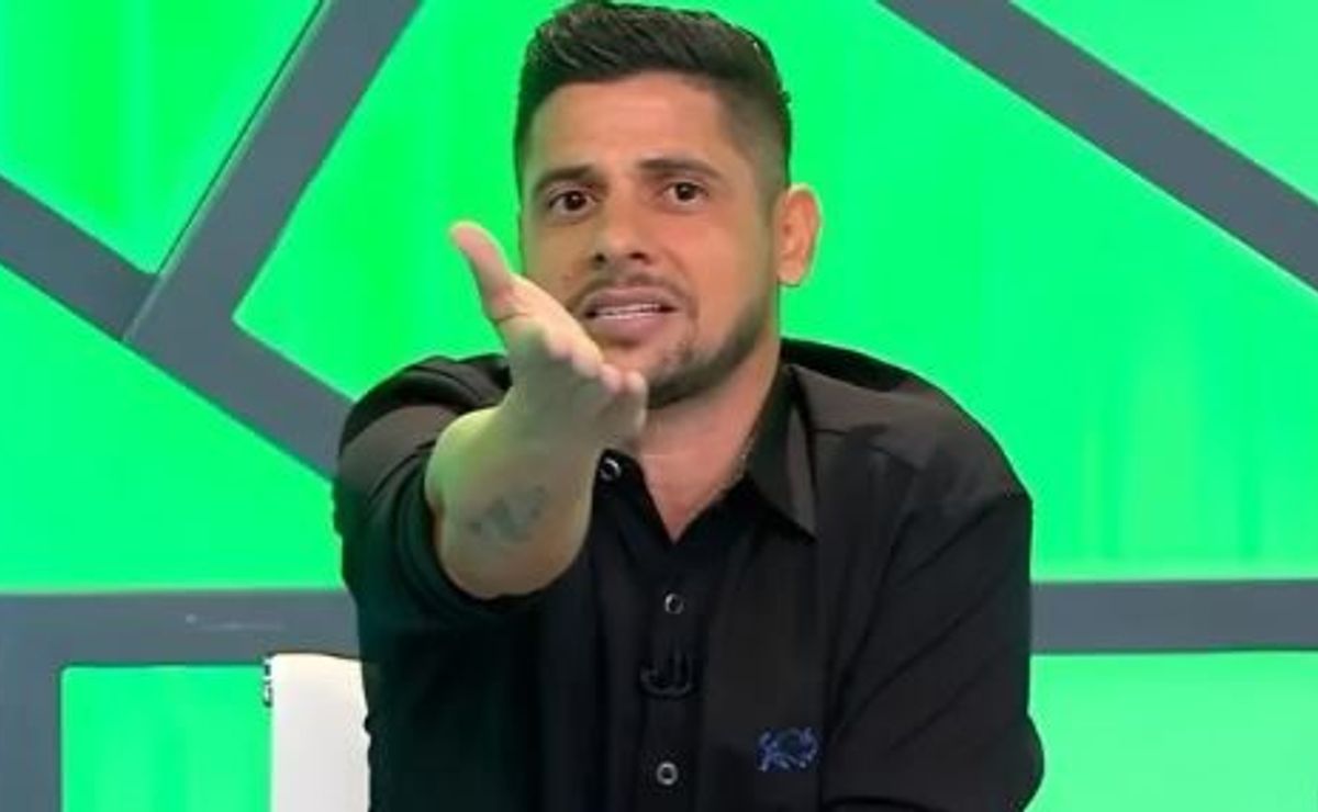 Cicinho critica São Paulo por demitir Zubeldía e prevê sérios problemas no restante da temporada: “está perdendo tempo”