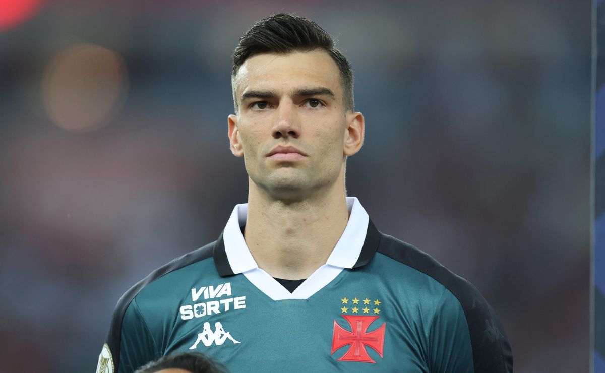 Novo comandante do futebol do Vasco, Admar Lopes mira permanência de Léo Jardim e Rayan