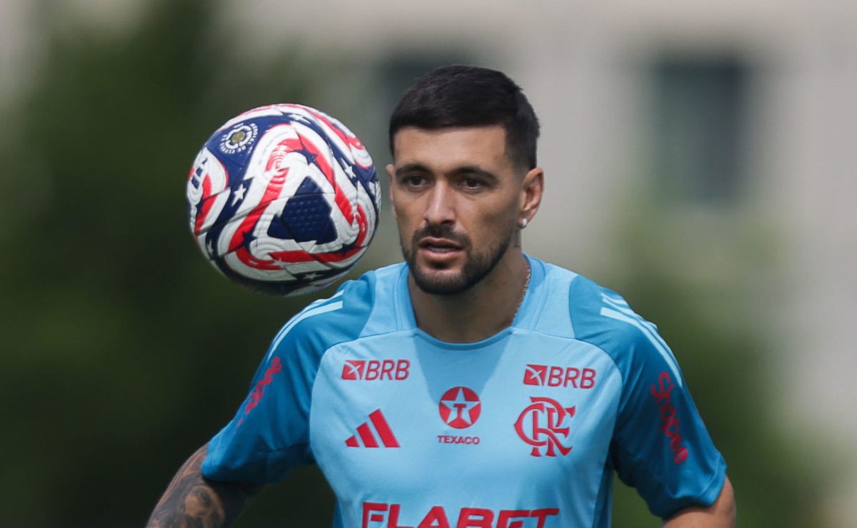 Arrascaeta aparece com bolsa de gelo no joelho e Flamengo toma decisão para jogo contra o Chelsea