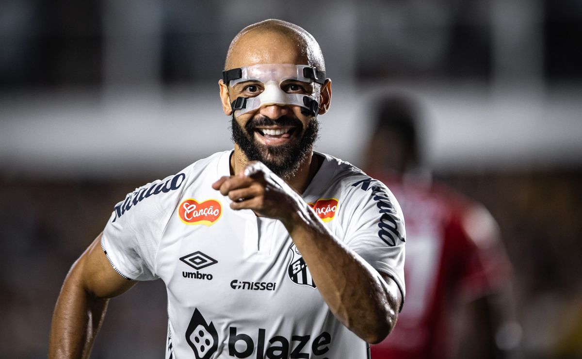 Santos segura Thaciano e vê potencial de crescimento sob Cleber Xavier