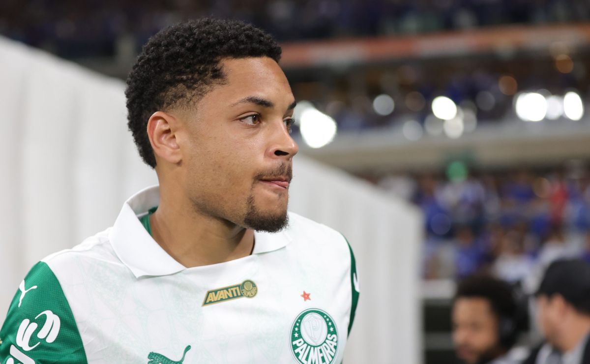 “Nem em pé ele acerta”: torcedores do Palmeiras ironizam Vitor Roque por lance de bicicleta