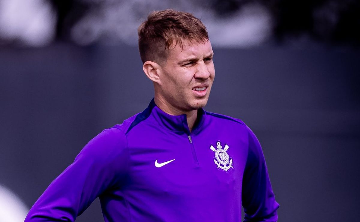 Charles causa susto no Corinthians em lance durante o treino, mas lesão é descartada no CT Joaquim Grava