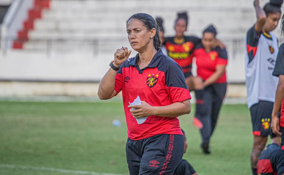 Regiane Santos não é mais treinadora do time feminino do Sport