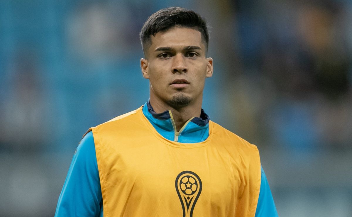 Com proposta do Peñarol, Grêmio decide que saída de Arezo pode acontecer caso novo atacante chegue