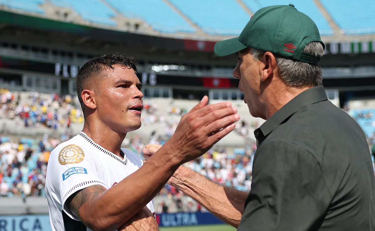 Câmera flagra Thiago Silva ‘de técnico’ em parada e até Renato se rende a capitão do Fluminense; assista