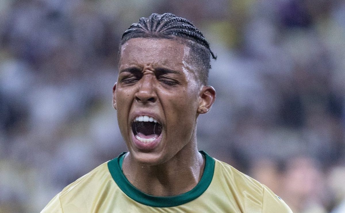 Velloso liga alerta de Abel para Palmeiras x Chelsea por titularidade de Vanderlan: “Jogo é muito grande para ele”