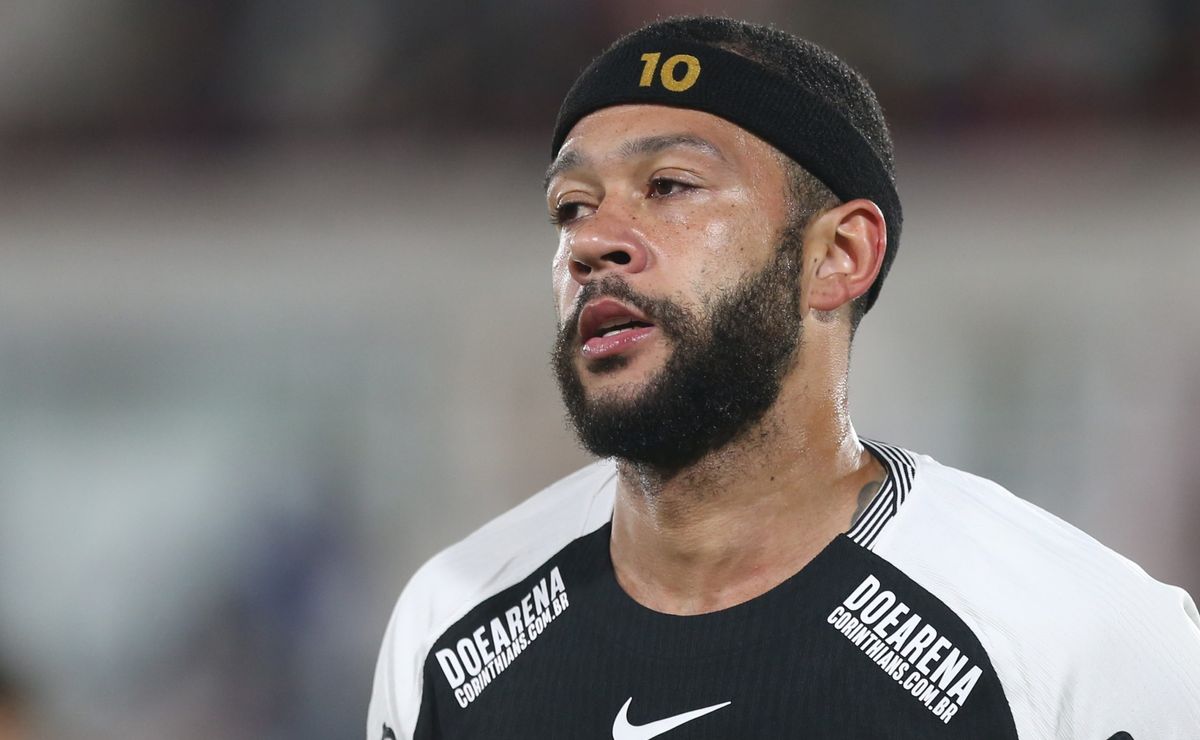 Memphis Depay recebe R$ 1,4 milhão e revolta elenco feminino após premiação atrasada no Corinthians