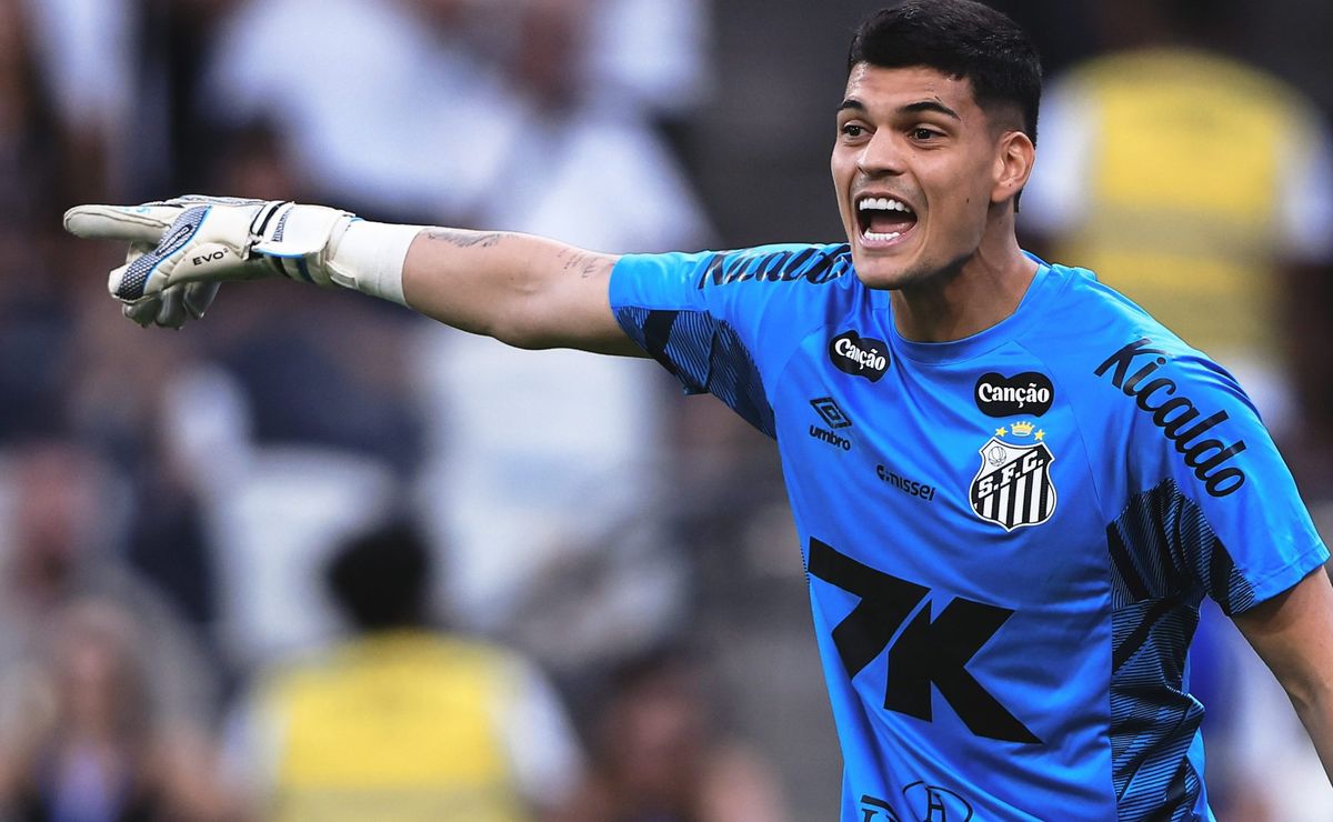 Sormani revela decisão do Santos sobre vender Gabriel Brazão e afirma que goleiro não será vendido