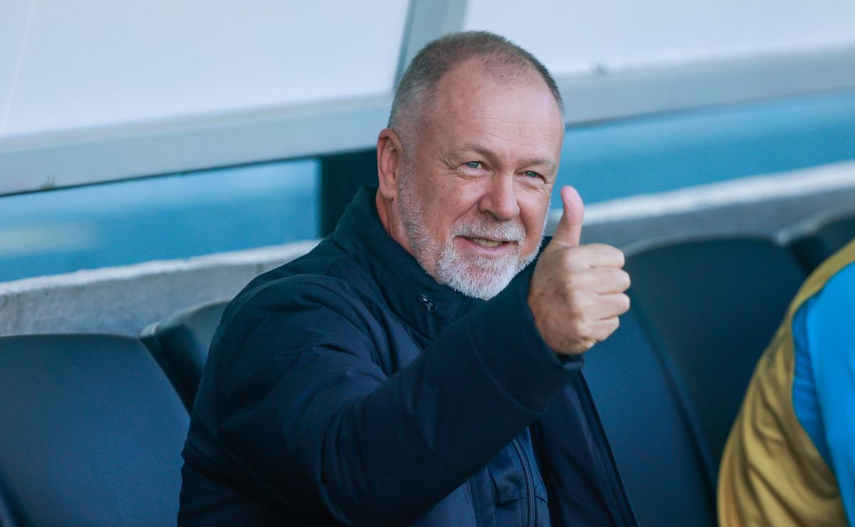 Carballo tem futuro definido, e Mano Menezes revela permanência do jogador em meio a sondagens 