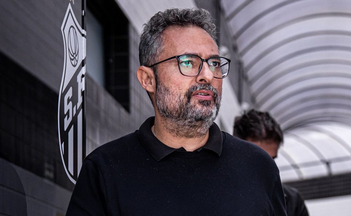 Alexandre Mattos aumenta oferta salarial após Vasco entrar na disputa por Mayke e lateral vira prioridade no Peixe