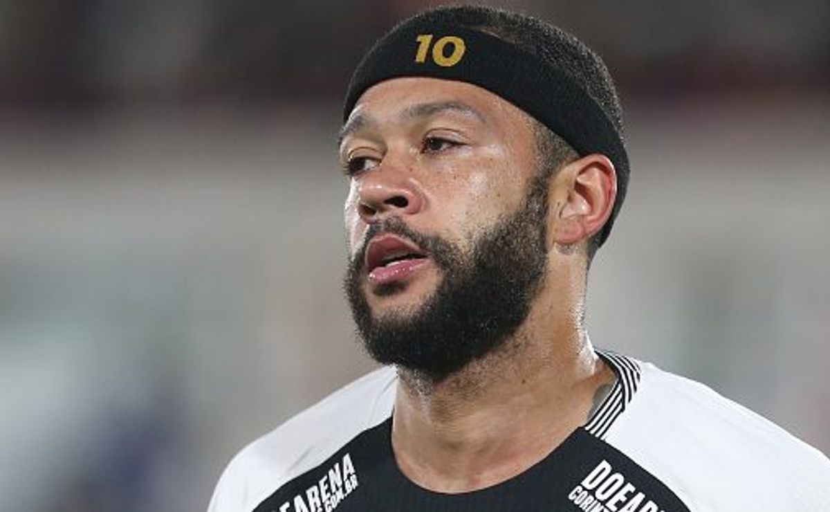Memphis Depay chama atenção por dedicação no Corinthians e não demonstrou querer sair, diz jornalista