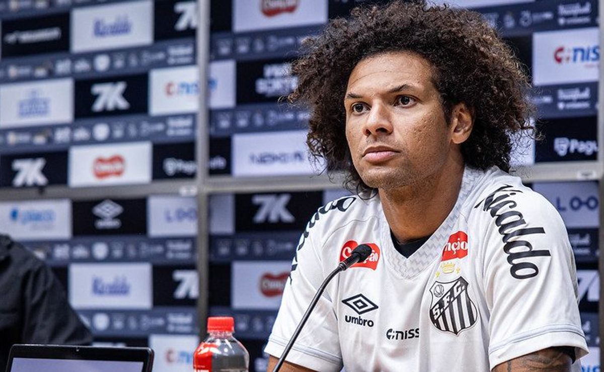 Arão elogia elenco do Santos e vê grupo focado: “Tem fome de vitórias”