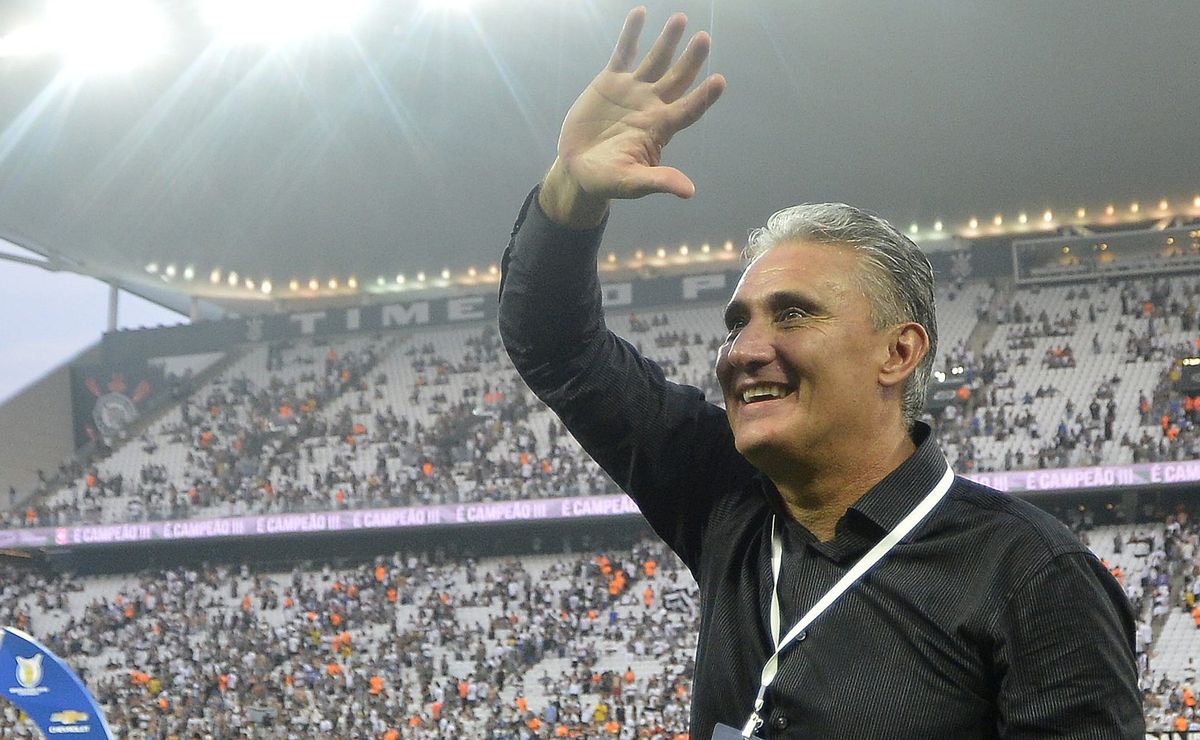 Tite se emociona em reencontro com Corinthians e câmeras flagram lágrimas do ex-técnico do Timão