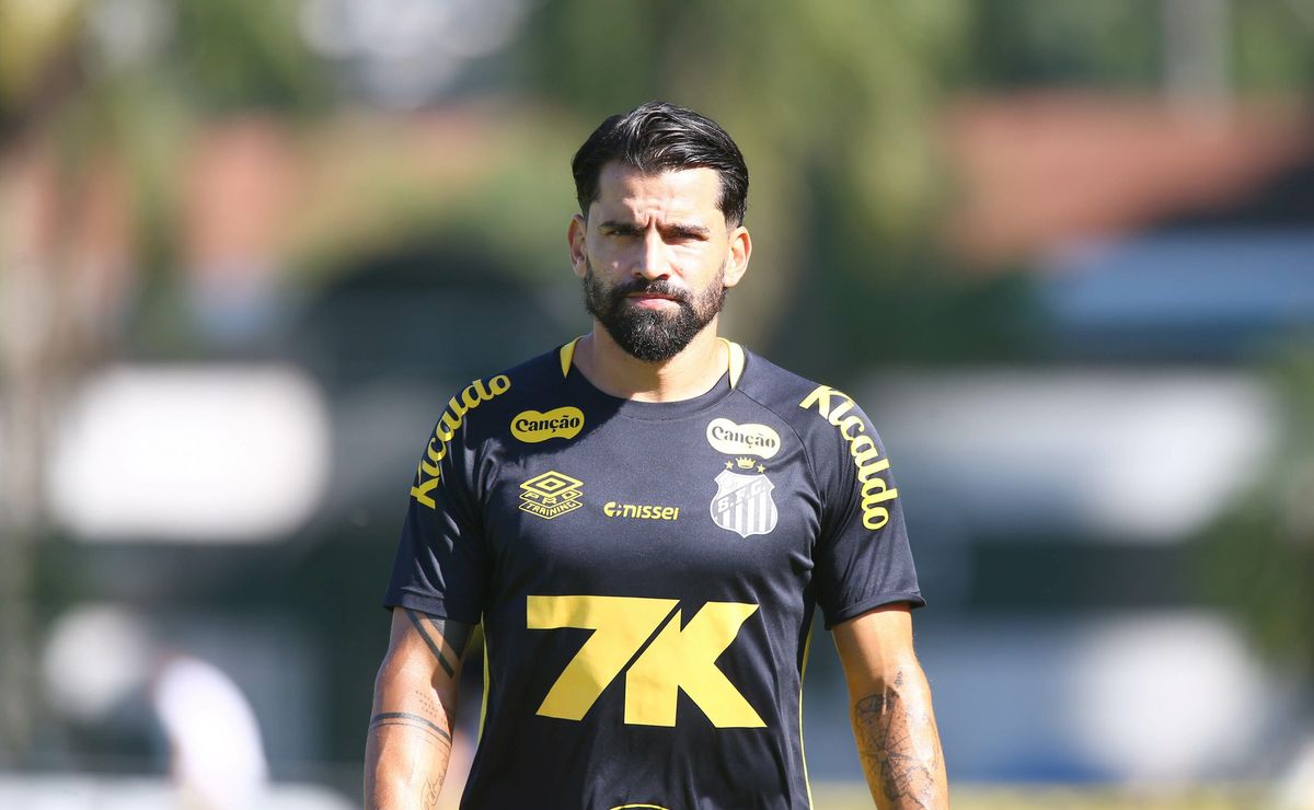 Mesmo com sondagens, Tomás Rincón descarta saída e garante permanência no Santos até 2026