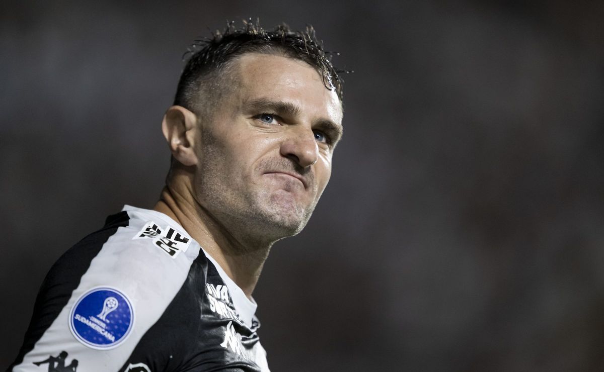 Vegetti, do Vasco, avalia longo período de treinos e comenta sobre o técnico Fernando Diniz