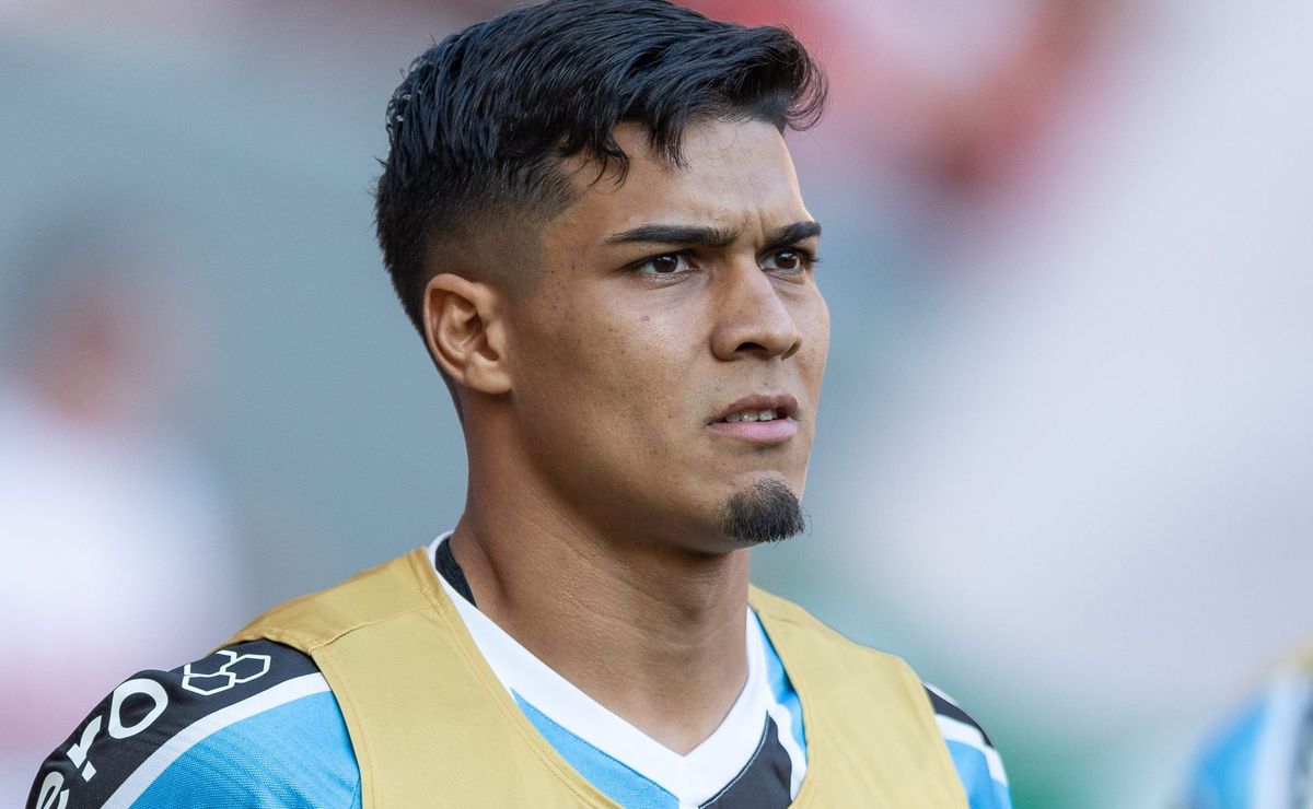 Peñarol não desiste de tirar Arezo do Grêmio e promete “lutar até o fim” em negociação