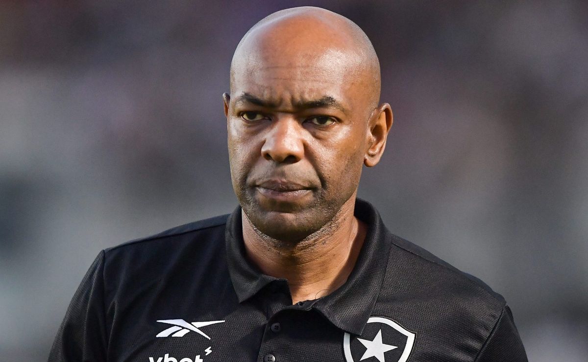 Botafogo retorna aos treinos e Caçapa deve comandar a equipe contra o Vasco