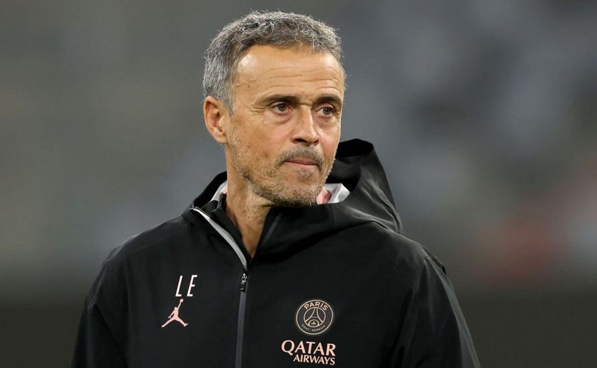 Luis Enrique agita PSG X Real Madrid com ‘carteirada’ de torcedor do Barcelona: “motivação enorme para mim”