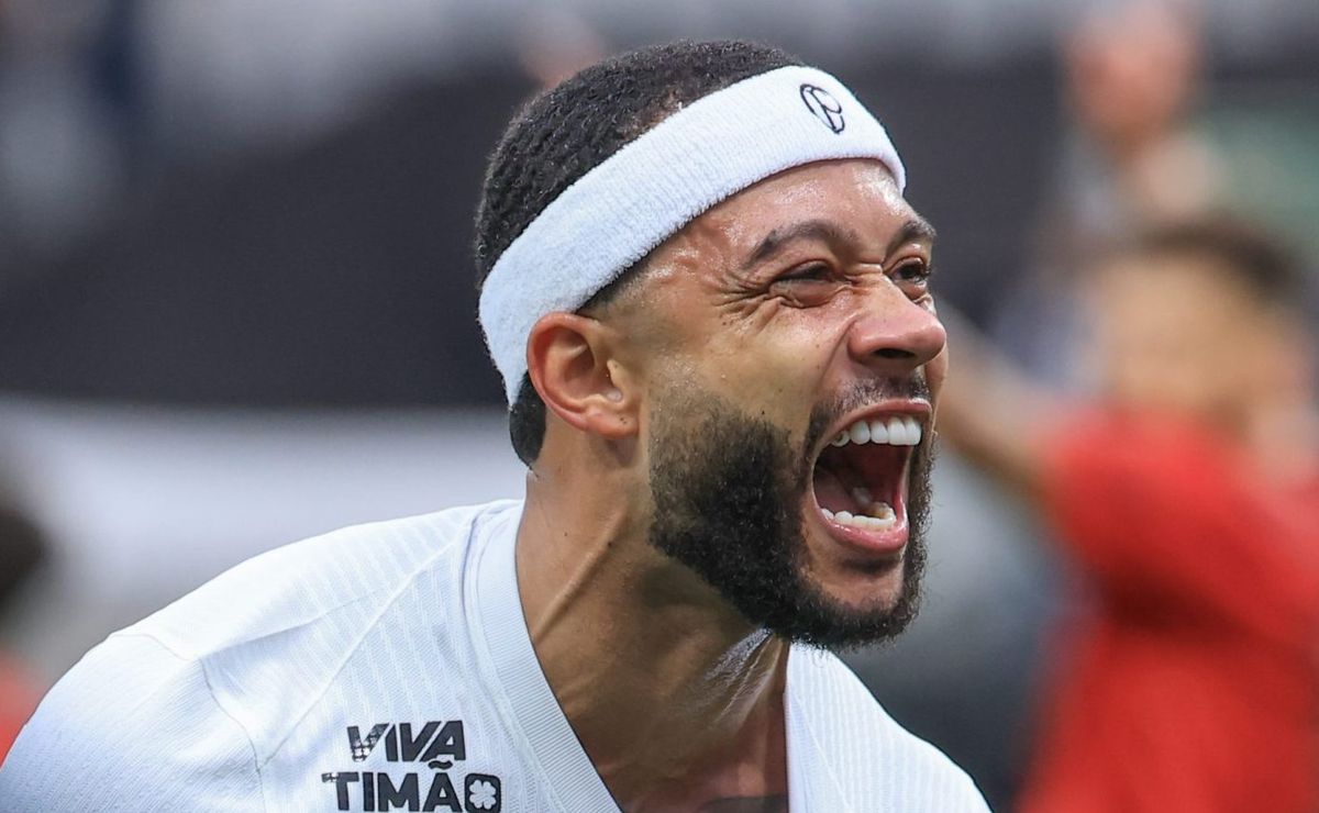 Memphis Depay pede desculpa ao elenco após faltar em treino e decide permanecer no Corinthians