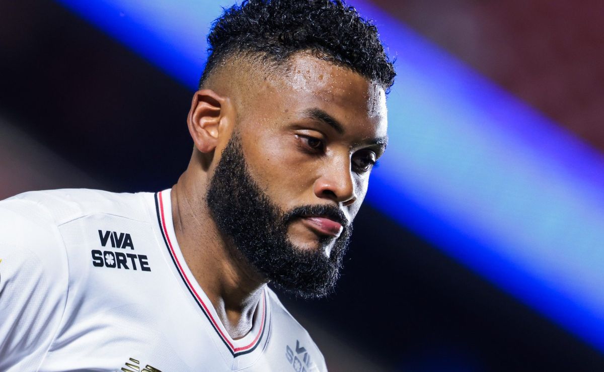 Sabino vira assunto após lance inusitado em Flamengo x São Paulo e tricolores criticam zagueiro