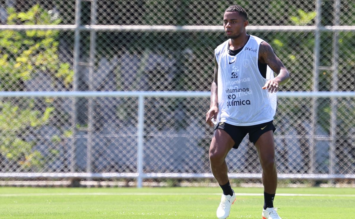 Com futuro indefinido, Palacios reaparece nos treinos do Corinthians