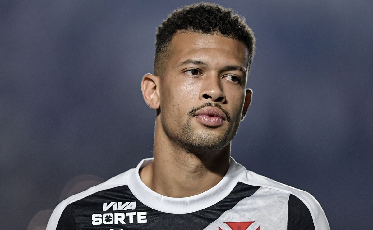 Torcida do Vasco perde a paciência e questiona João Victor: “Até quando vai seguir errando…”