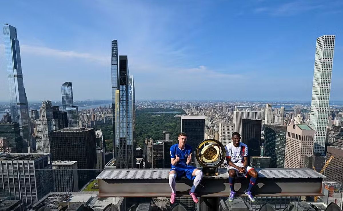 Fifa promove encontro entre Palmer e Dembélé e recria imagem histórica para a final do Mundial de Clubes