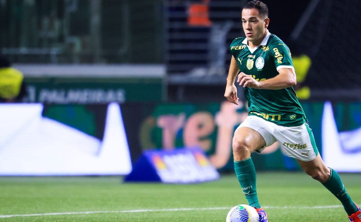 Ex-jogador do Palmeiras, Fabinho se envolve em confusão com Memphis Depay durante Corinthians x Bragantino
