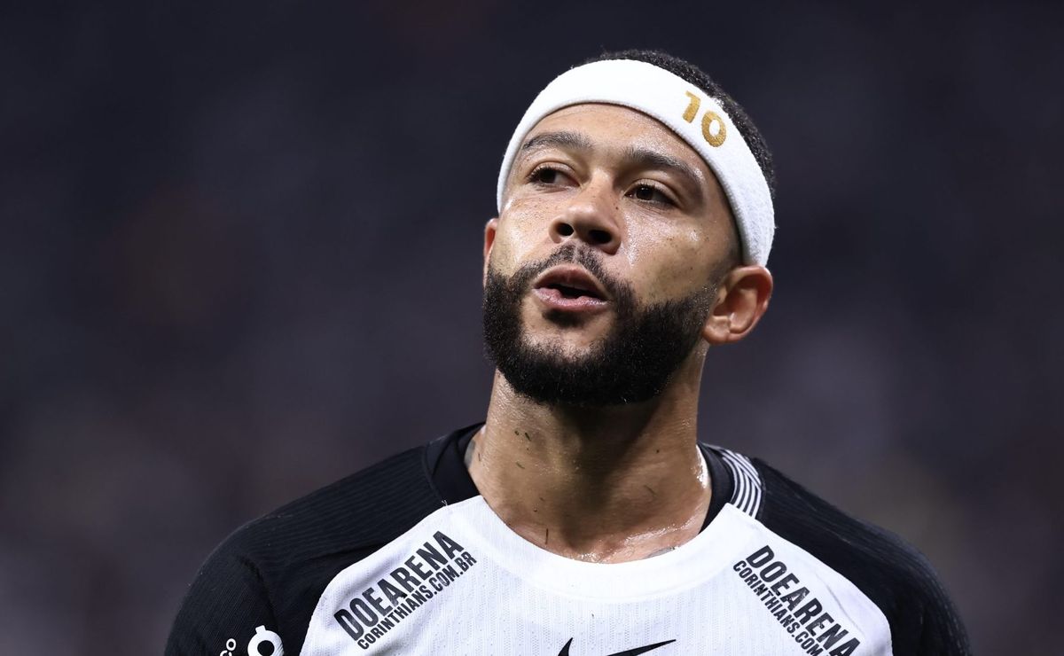 Corinthians considera Memphis Depay muito caro e quer alterar o contrato após jogos com o Palmeiras