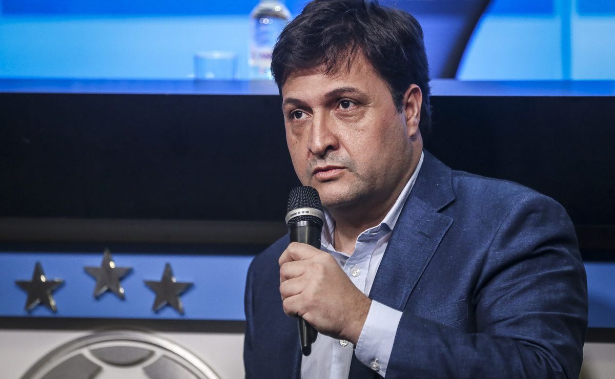 Alberto Guerra alinha acordo com empresários para ter grandes reforços no Grêmio ainda nesta janela de transferências