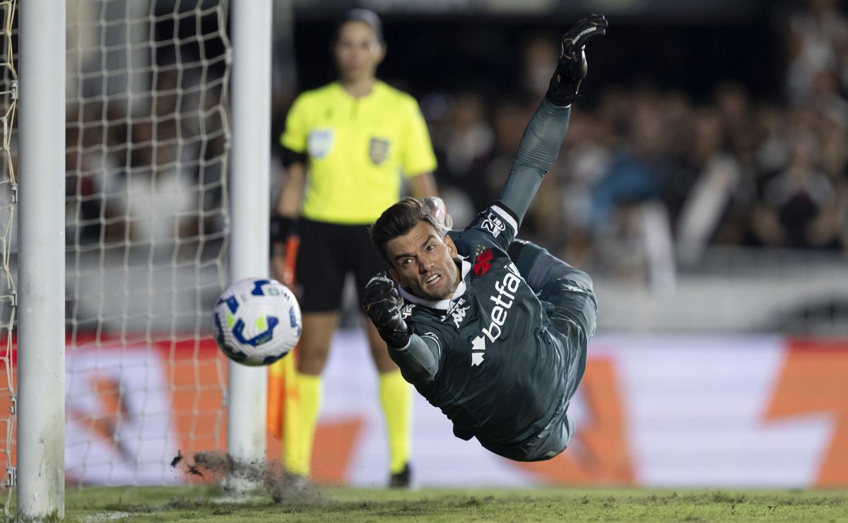 Léo Jardim é o goleiro com mais pênaltis defendidos na Série A desde que chegou ao Vasco