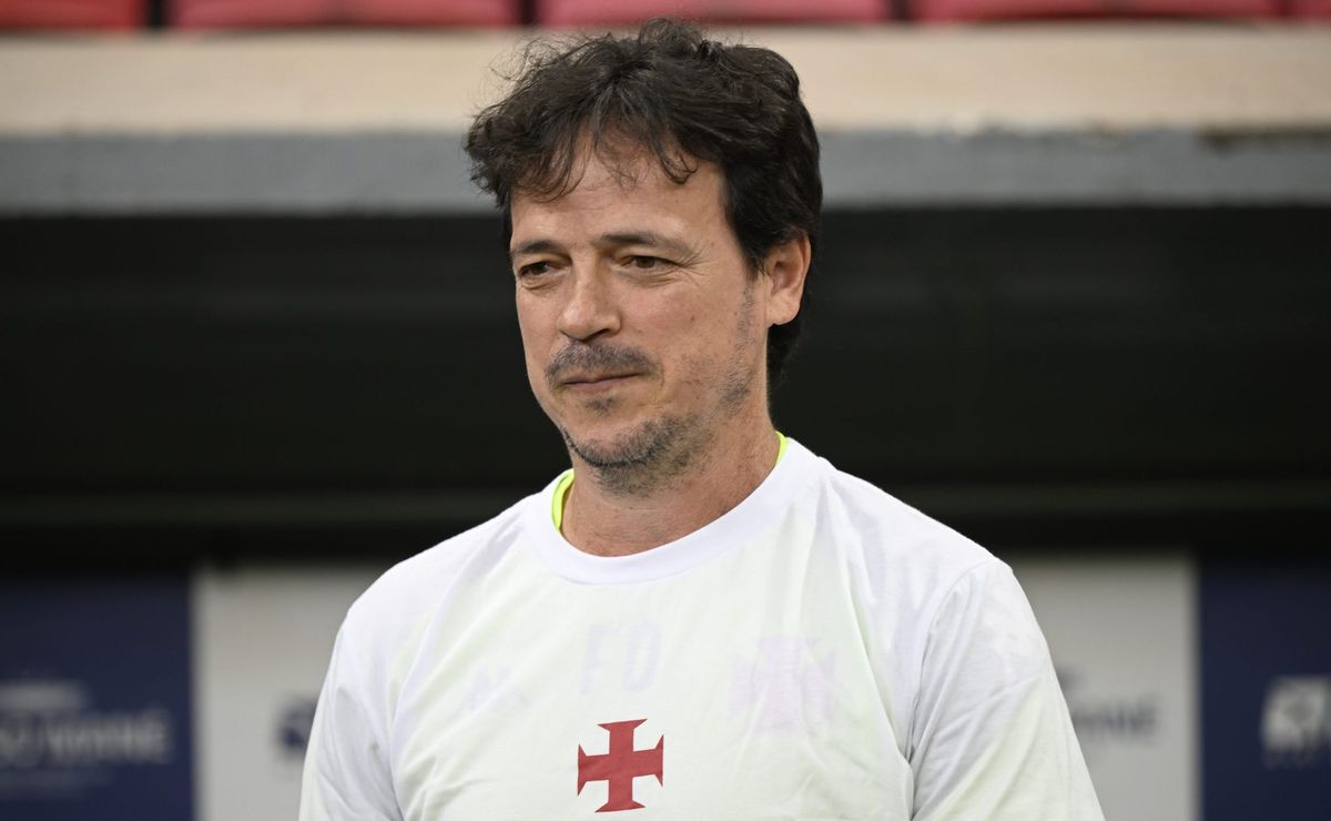Vasco tenta empréstimo de Carlos Júnior, atacante do Al-Shabab para reforçar time de Fernando Diniz