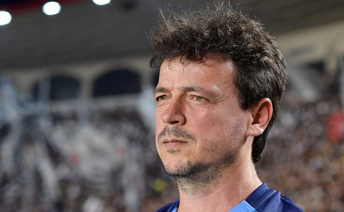 Diniz sofre pressão no Vasco e deve barrar Hugo Moura, Piton e João Victor contra o Grêmio