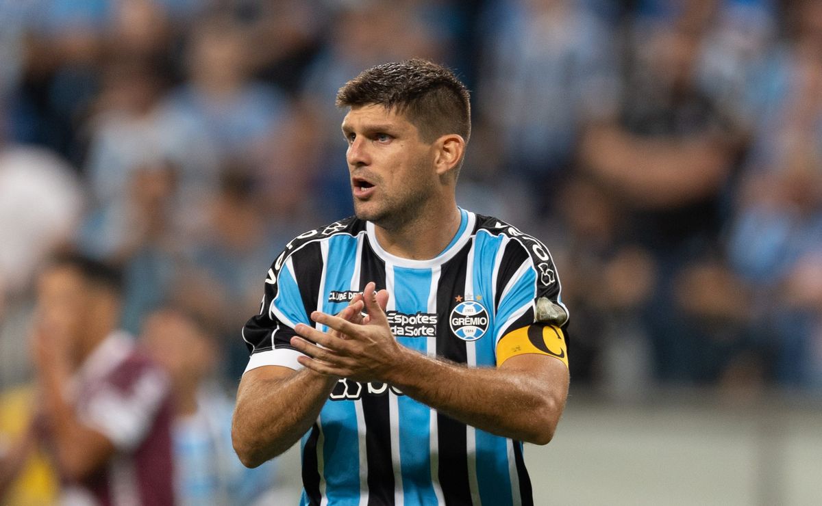 Torcida do Grêmio vai ao hotel em Lima e cobra elenco e Mano Menezes após má fase e Kanneman tenta aparar arestas