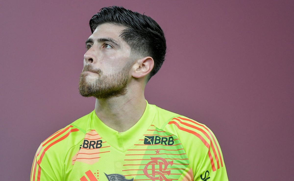 Flamengo avança por renovação de Rossi e goleiro receberá R$ 950 mil mensais, diz portal