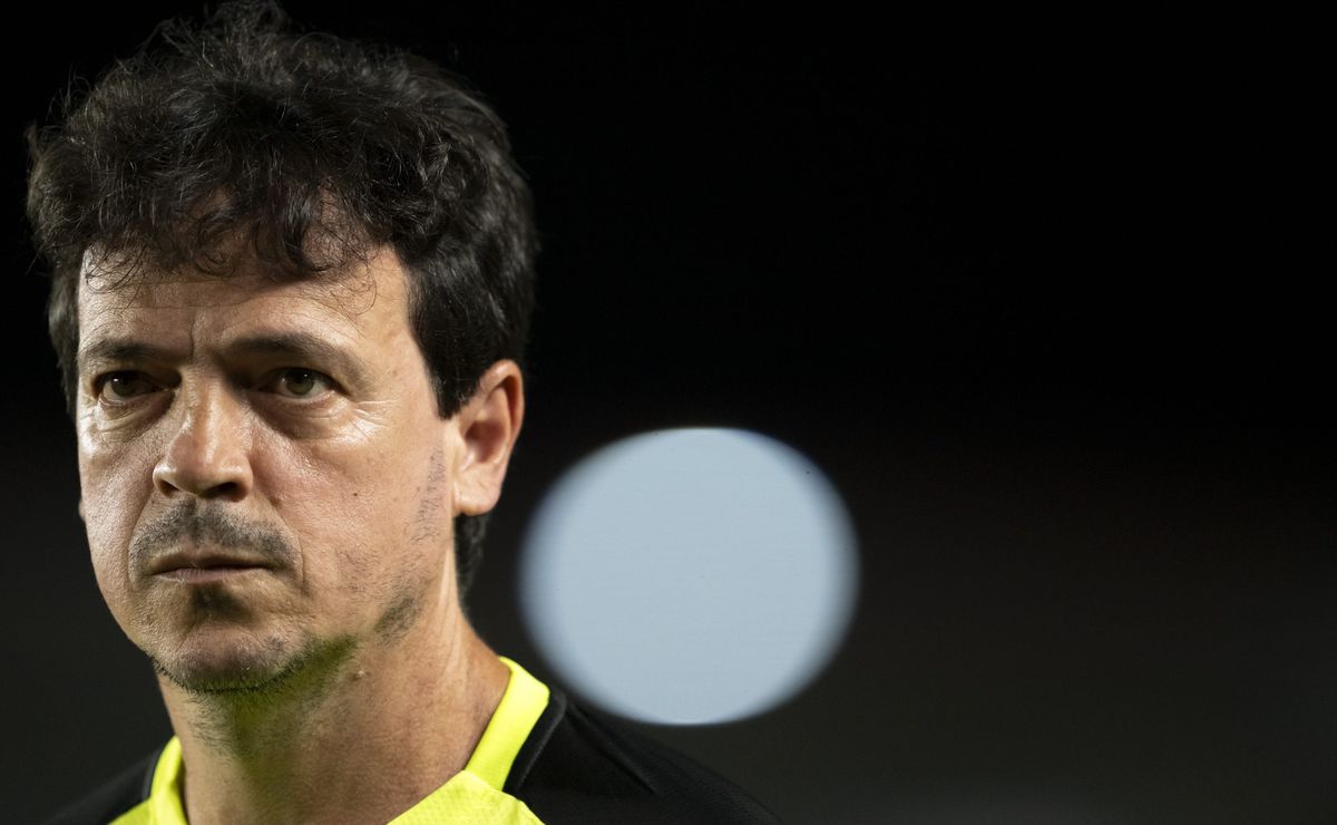 Vasco muda planos e traz Paulinho de volta; futuro de Pumita Rodríguez segue indefinido