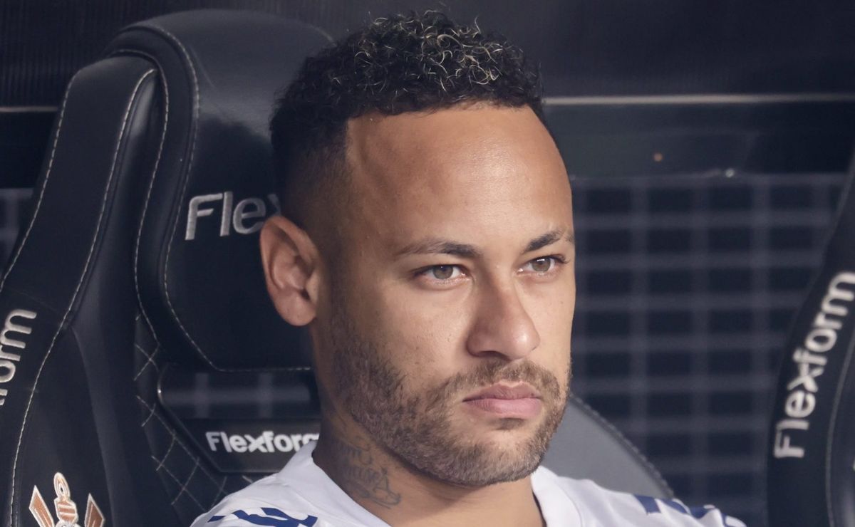 Neymar está insatisfeito com jogadores do Santos e cobra mudança de postura no vestiário