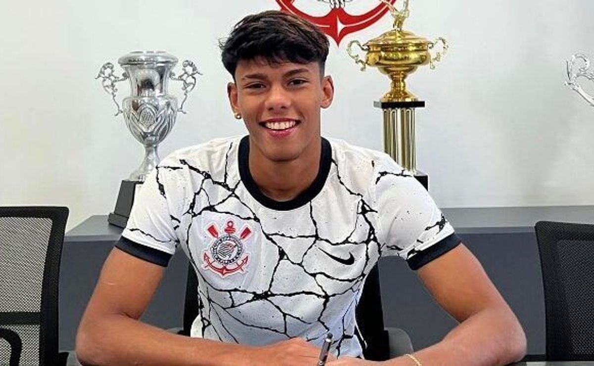 Corinthians oficializa negociação com Famalicão e zagueiro deixa de atuar.