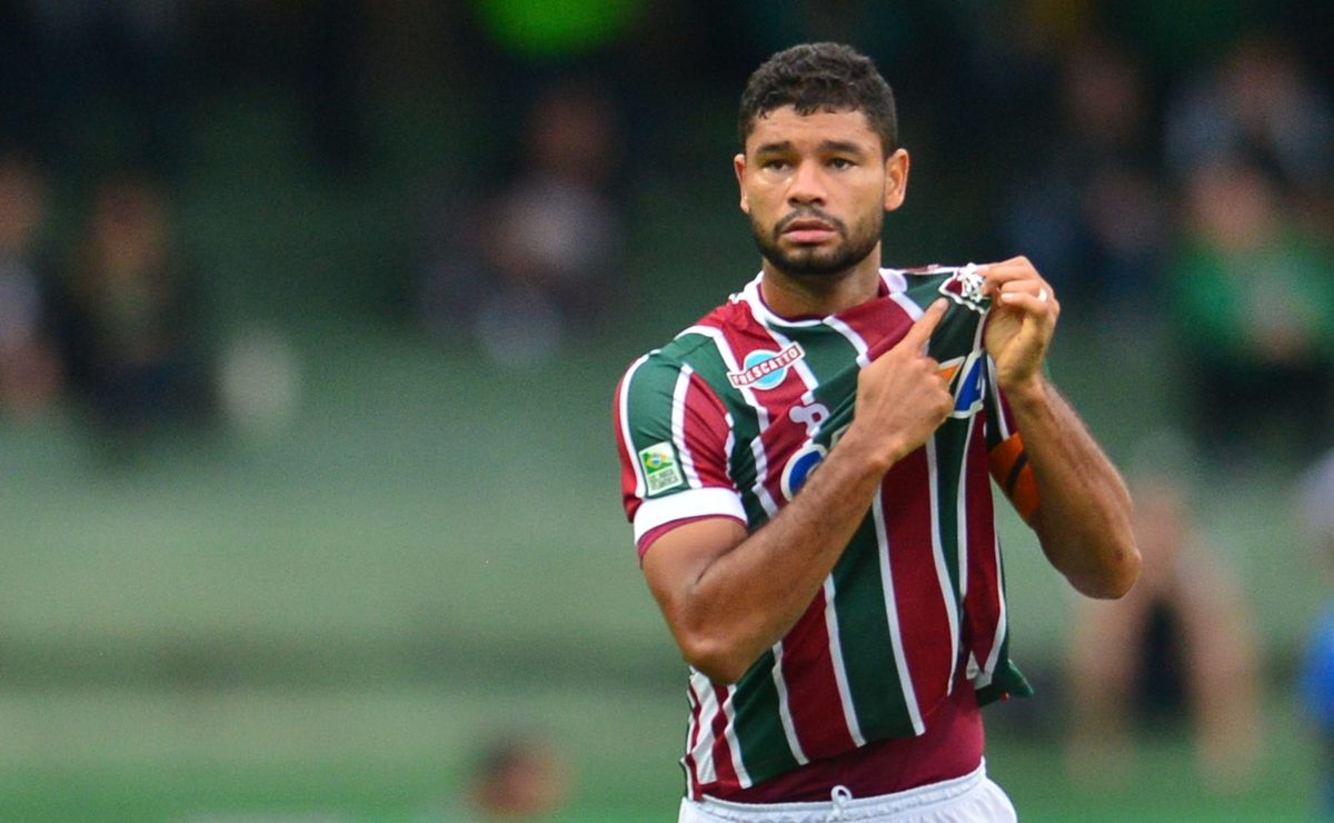 Ex-zagueiro Gum visita CT Carlos Castilho e se declara ao Fluminense em entrevista