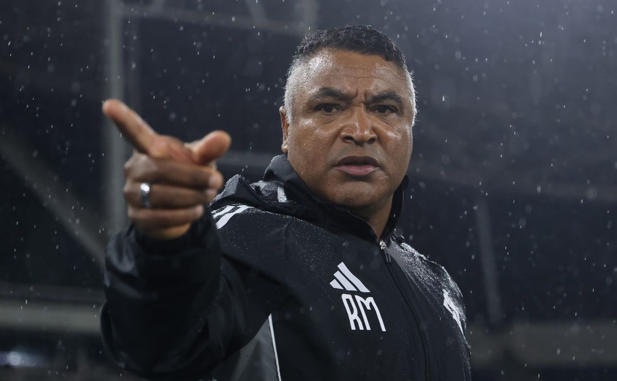 Roger Machado avalia substituto de Vitão após suspensão para duelo entre Inter e Vasco no Beira-Rio