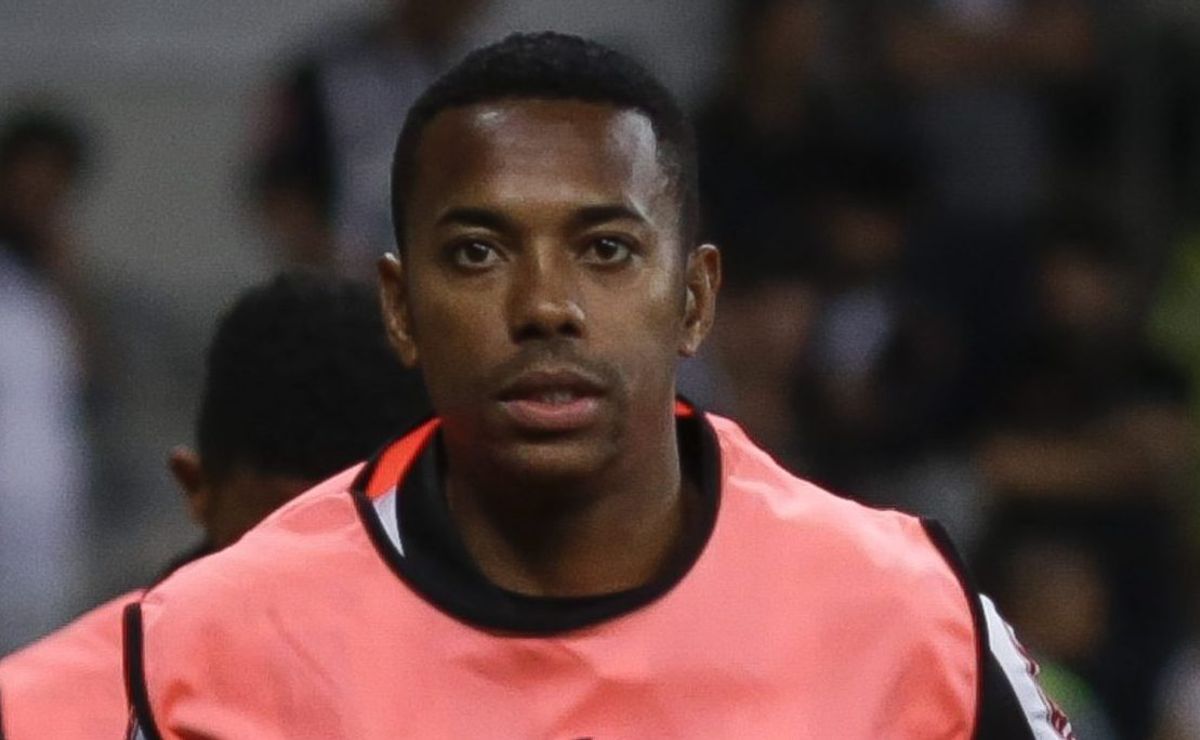 Robinho conversa com o filho, Robson Júnior, e dá conselhos ao jovem atacante do Santos