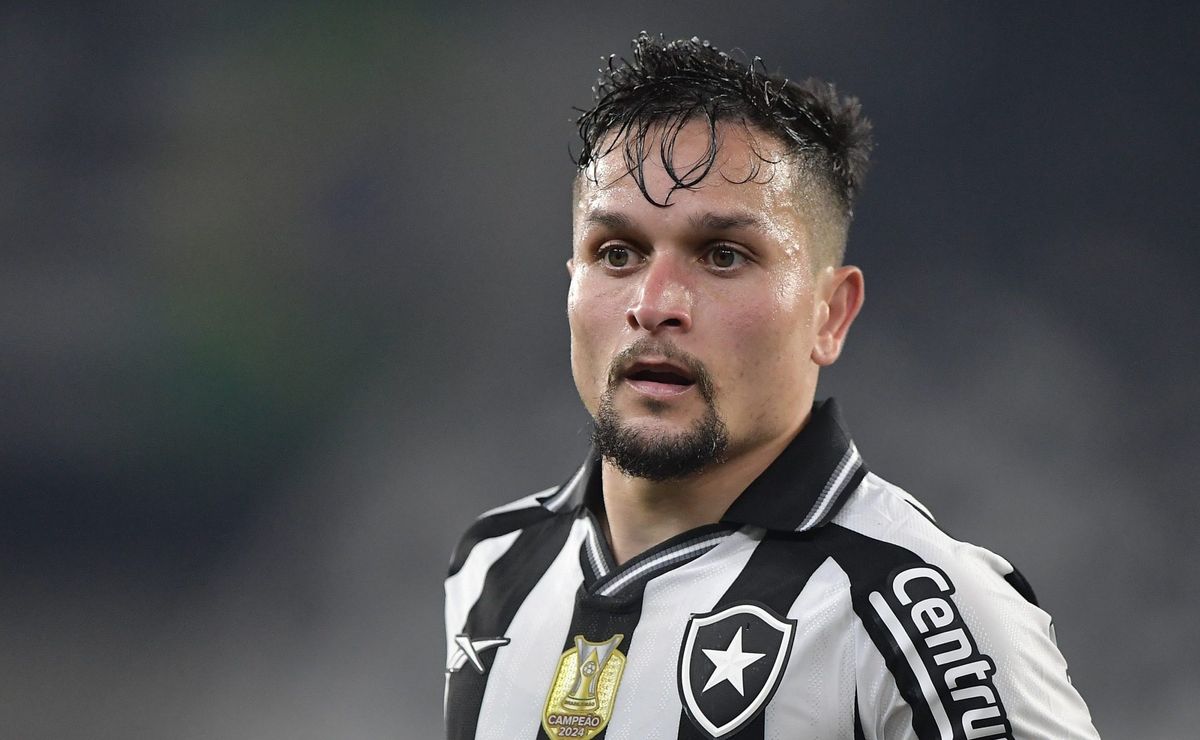 Botafogo recusa proposta de R$ 98 milhões do Spartak pelo atacante Artur