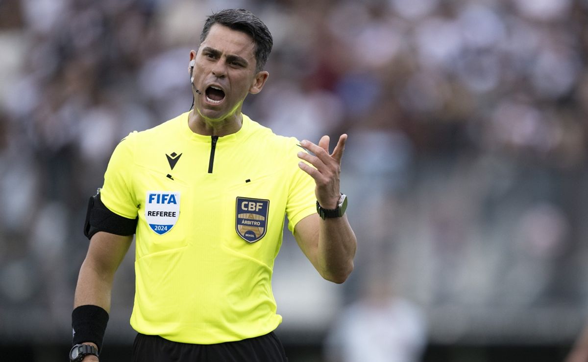 Após expulsar Léo Jardim equivocadamente, CBF pode afastar o árbitro Flávio Rodrigues de Souza dos gramados por 5 jogos