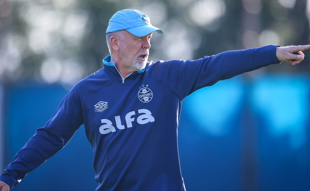 Mano Menezes mexe na escalação do Grêmio após saída de Serrote e preocupação com Villasanti