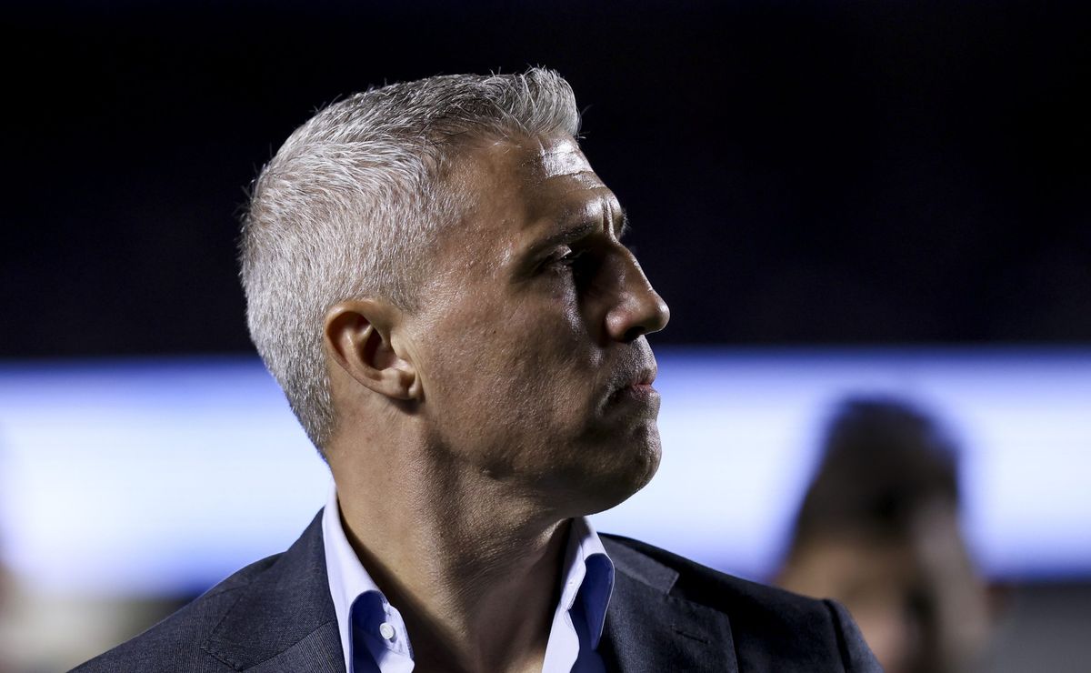 Crespo ajusta plano e foca em lateral-direito de origem para o São Paulo