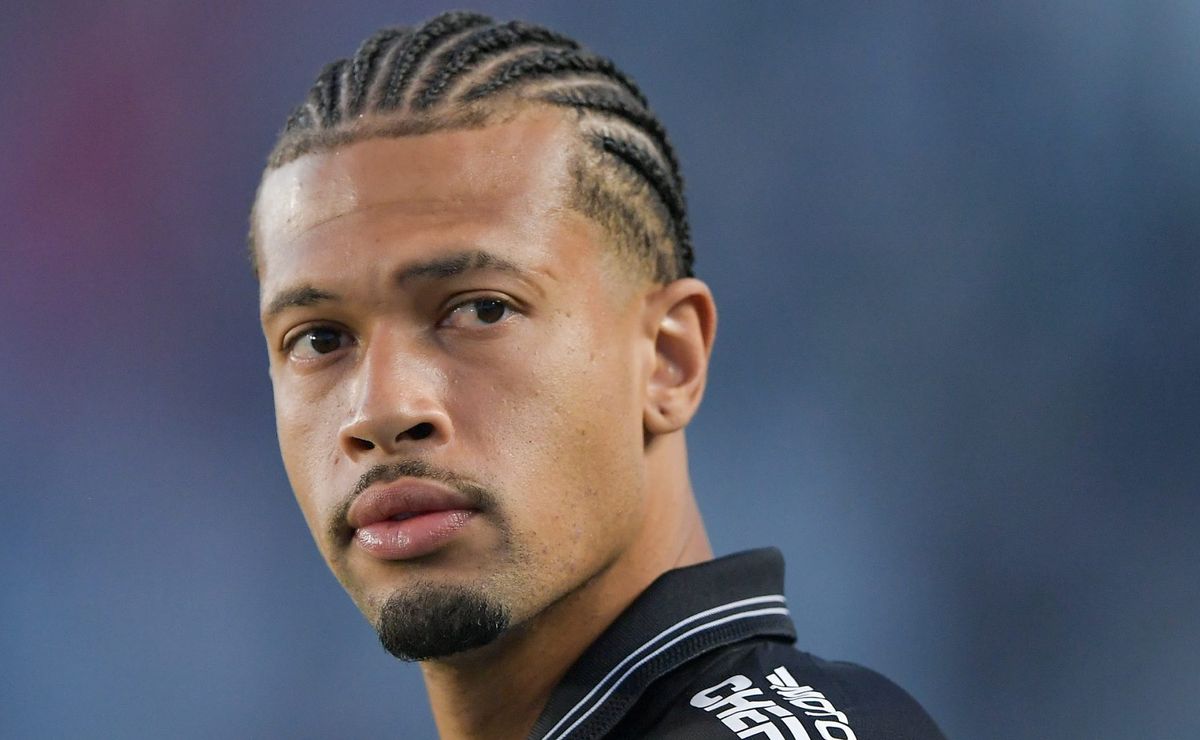 Após expulsão, João Victor passa por mais um novo problema e perde créditos com Diniz no Vasco