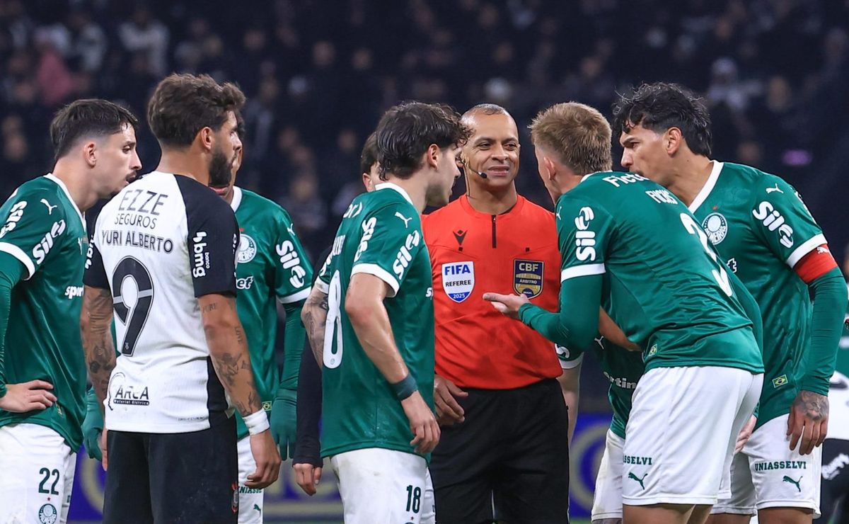 Corinthians pode ser punido por objetos arremessados em campo pela torcida durante o clássico 