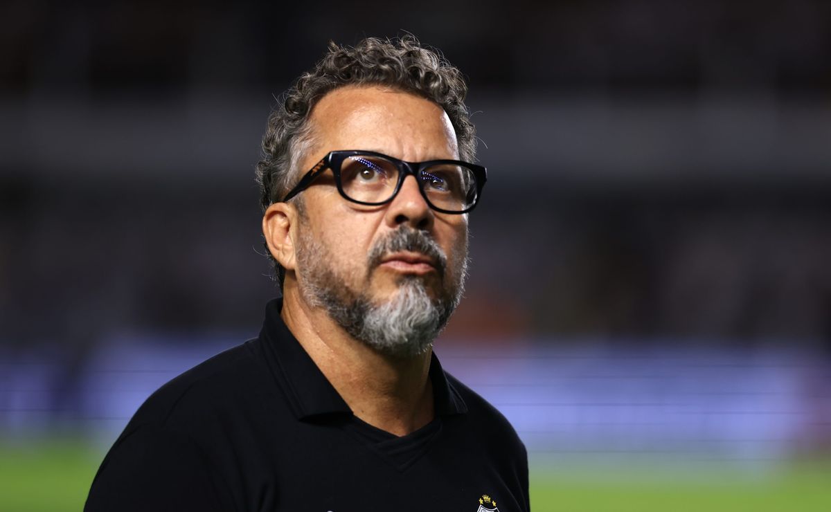 Cléber Xavier faz nova limpa no Santos, Aderlan deixa de ser opção e pode assinar com novo clube