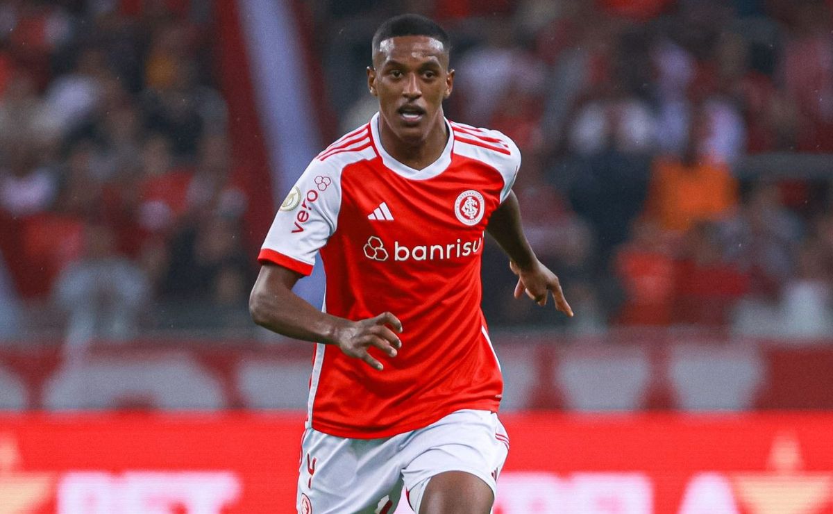 Vasco e Bahia disputam contratação de Robert Renan ex-zagueiro do Internacional