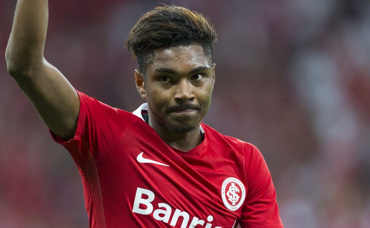 Torcedores do Internacional pedem volta de Vitinho após saída do Al-Ettifaq: “Melhor que Borré e Valencia”